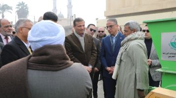 وزير الزراعة ومحافظ الفيوم يوزعان 15 فراطة ذرة على صغار المزارعين