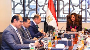 وزيرة البيئة تناقش آليات تنفيذ مشروعات طاقة الرياح في منطقة خليج السويس