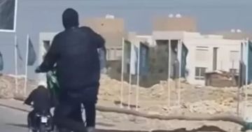 استعراض بالموتوسيكلات يرعب السائقين ويشل حركة المرور بـ 6 أكتوبر