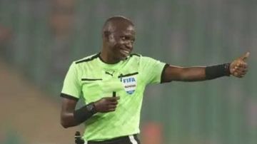 الحكم الكونغولي جان جاك ندالا يدير نهائي أمم إفريقيا بين المغرب والسنغال الحكم الكونغولي جان جاك ندالا يدير نهائي أمم إفريقيا بين المغرب والسنغال