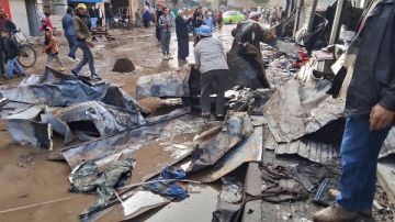 بعد حريق مخبز و6 أكشاك.. مجلس مدينة منوف يدفع بعمال لرفع آثار الحادث صور