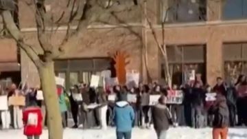 تواصل الاحتجاجات في مينيسوتا بعد إطلاق نار قاتل على يد سلطات الهجرة الأمريكية تواصل الاحتجاجات في مينيسوتا بعد إطلاق نار قاتل على يد سلطات الهجرة الأمريكية