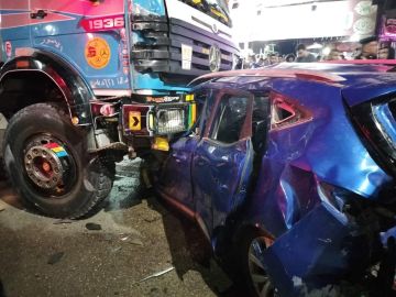 حادث مروع في مصر.. قاطرة تدهس عددا من السيارات بالقاهرة