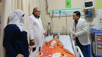 في استجابة إنسانية.. محافظ دمياط يتابع الحالة الصحية للطفلة رحمة