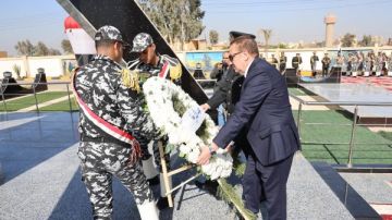 محافظ المنوفية ومدير الأمن يضعان إكليل الزهور علي النصب التذكاري للشهداء محافظ المنوفية ومدير الأمن يضعان إكليل الزهور علي النصب التذكاري للشهداء