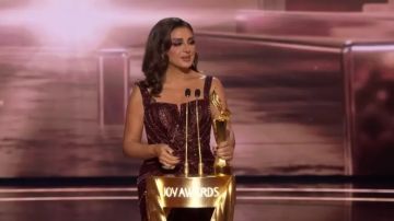 أنغام تفوز بجائزة الفنانة المفضلة في حفل Joy Awards