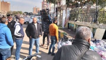 حملات مكبرة لرفع الإشغالات والتعديات بشوارع الزقازيق وبلبيس ومنيا القمح