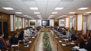 رئيس جامعة المنيا يترأس اجتماع مجلس إدارة المستشفيات ويجتمع بالمديرين الجدد