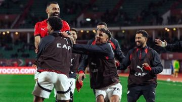 كلام صلاح يشعل النقاش الإيجابي.. وغالي يدافع.. واتحاد الكرة يساند القائد.. وعبد الجليل يبررها بتخفيف الضغط عن زملائه كلام صلاح يشعل النقاش الإيجابي.. وغالي يدافع.. واتحاد الكرة يساند القائد.. وعبد الجليل يبررها بتخفيف الضغط عن زملائه