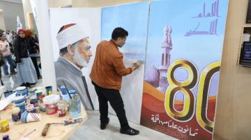  لوحة عملاقة توثق مواقف الإمام الأكبر في جناح الأزهر بمعرض القاهرة للكتاب