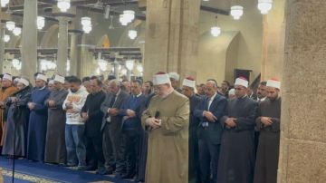 محمد الضويني يؤم المصلين فى جنازة الشيخ جعفر عبدالله بالجامع الأزهر صور