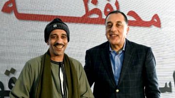 مدبولي يسلم عقودا للمستفيدين من وحدات بديل الإيواء بمنطقة السلخانة بالمنيا