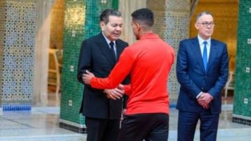 بعد الخسارة من السنغال.. الأمير رشيد يستقبل بعثة المنتخب المغربي بعد الخسارة من السنغال.. الأمير رشيد يستقبل بعثة المنتخب المغربي