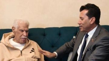 شاهد.. أشرف صبحي يزور الكابتن حسن شحاتة في منزله