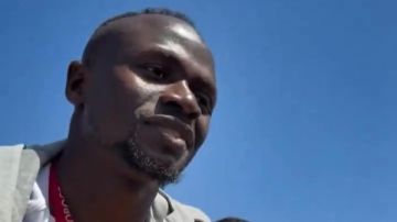 شعب السنغال يهز العاصمة داكار عن بكرة أبيها وحافلة الأبطال تتوسط الجماهير بالكأس شعب السنغال يهز العاصمة داكار عن بكرة أبيها وحافلة الأبطال تتوسط الجماهير بالكأس