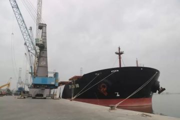 ميناء دمياط يحقق معدل تفريغ قياسي لحمولة السلاج بسفينة ZHI DA 88 صور