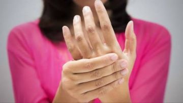 هل تنميل اليدين والقدمين علامة خطر؟ .. في هذه الحالة يكون إنذارا صحيا