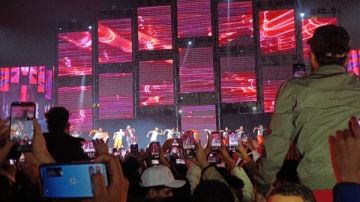 أنا عاوز الفنان.. معجب يقتحم حفل محمد رمضان في ستاد القاهرة أنا عاوز الفنان.. معجب يقتحم حفل محمد رمضان في ستاد القاهرة