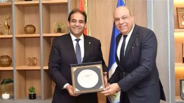 رئيس جامعة بورسعيد يستقبل وزير الطيران للمشاركة في مناقشة رسالة دكتوراه بكلية التجارة