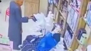 فيديو مقتل تاجر على يد طليقته في محل بمسطرد.. التفاصيل الكاملة