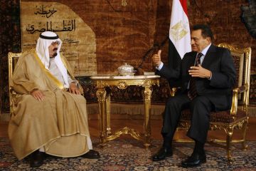  كان قائدا حكيما .. علاء مبارك ينشر صورة للملك عبدالله بن عبدالعزيز بذكرى وفاته مع والده