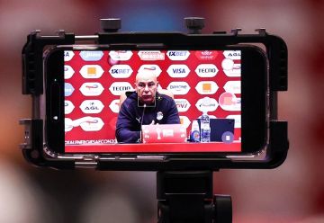 مفاجأة.. انسحاب البعثة الإعلامية المصرية من المؤتمر الصحافي لمدرب المنتخب حسام حسن (فيديو) مفاجأة.. انسحاب البعثة الإعلامية المصرية من المؤتمر الصحافي لمدرب المنتخب حسام حسن (فيديو)