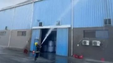 4 سيارات وسلم هيدروليكي.. إخماد حريق مصنع بلاستيك بالمنطقة الصناعية بأكتوبر