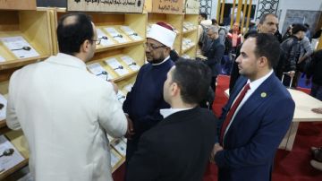 أمين عام مجمع البحوث الإسلامية يتفقد جناح الأزهر بمعرض القاهرة الدولي للكتاب