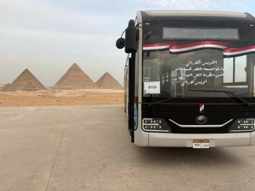 بدء التشغيل التجريبي لأتوبيس نصر EV الكهربائي لنقل زوار أهرامات الجيزة
