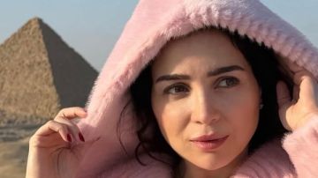 بشرتها تشعل الغيرة بين الفتيات.. مي عز الدين تثير التساؤلات حول البوتكس والفلير بشرتها تشعل الغيرة بين الفتيات.. مي عز الدين تثير التساؤلات حول البوتكس والفلير