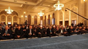 بعد افتتاح الرئيس السيسى له.. محافظ القاهرة يؤدى صلاة الجمعة بمسجد العزيز الحكيم