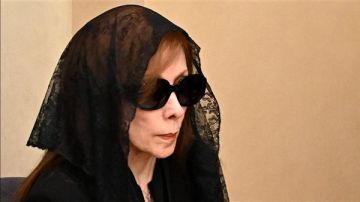 فيروز تغادر الكنيسة بعد انتهاء قداس نجلها هلى الرحباني