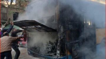 كسر الإزاز ونط من الشباك احتراق أتوبيس نقل عام في العمرانية .. صور