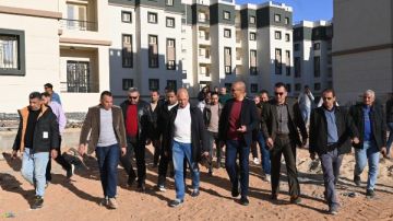 مسئولو الإسكان يتفقدون المشروعات الجارية بمدينتي حدائق العاشر من رمضان والعبور الجديدة صور