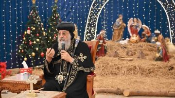 آباء وأبناء الكنيسة يحتفلون مع قداسة البابا تواضروس بالعيد صور