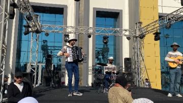 عروض غنائية وعزف جيتار يشعلان تفاعل الجمهور داخل معرض القاهرة الدولي للكتاب