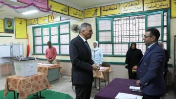 فى اليوم الأول .. محافظ أسوان يتفقد لجان جولة الإعادة لانتخابات مجلس النواب