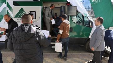 إقبال كبير من المهندسين العاملين بجهاز العلمين الجديدة على سيارة الخدمات النقابية إقبال كبير من المهندسين العاملين بجهاز العلمين الجديدة على سيارة الخدمات النقابية