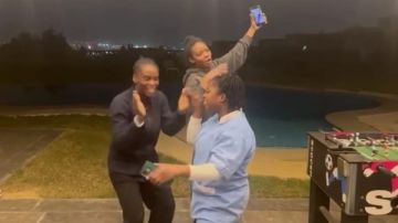 احتفال غير متوقع.. رقص داخل منزل أيمن يونس بعد خسارة منتخب مصر أمام نيجيريا شاهد