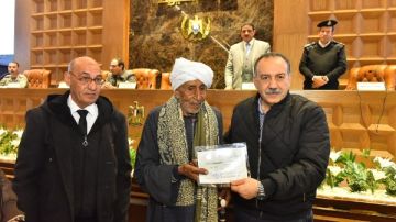 تحدى الأمية في عمر 91 عاما.. محافظ أسيوط يكرم مسنا حققه إنجازا ملهما