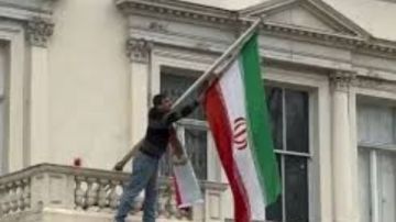 خلال احتجاجات مؤيدة لـ بهلوي .. إيراني ينزل علم بلاده من فوق سفارة طهران في لندن خلال احتجاجات مؤيدة لـ بهلوي .. إيراني ينزل علم بلاده من فوق سفارة طهران في لندن