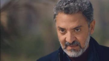 فتحي عبد الوهاب يمازح الجمهور بصورة تجمعه بجيهان الشماشرجى