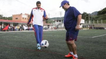 من القصر إلى قفص الاتهام.. حكاية كرة قدم وصلت إلى مارادونا.. وكيف ارتبط اسم مادورو بالأسطورة من القصر إلى قفص الاتهام.. حكاية كرة قدم وصلت إلى مارادونا.. وكيف ارتبط اسم مادورو بالأسطورة