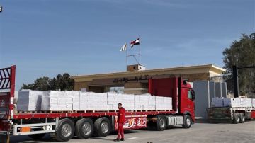 الهلال الأحمر المصري يسير قافلة زاد العزة 123 إلى غزة