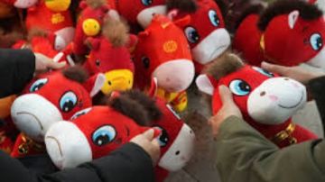  ترند بالصدفة .. قصة دمية حصان باكي اجتاحت الصين وجذبت ملايين المستخدمين