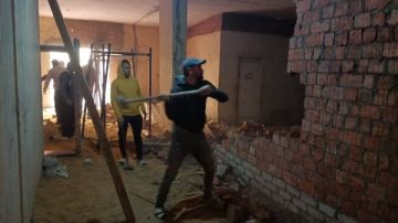 حملة مكبرة لإزالة مخالفات البناء بمدينة الشروق وتطبيق القانون.. صور