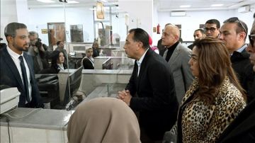 رئيس الوزراء يتفقد مجمع خدمات المواطنين بقرية الرياينة بالأقصر رئيس الوزراء يتفقد مجمع خدمات المواطنين بقرية الرياينة بالأقصر