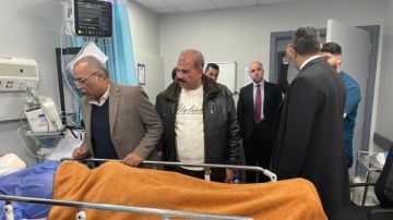 صابر وإدريس يتفقدان مصابي حادث طريق حقول الصحراء الغربية.. صور