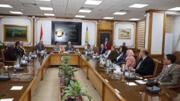 نائب وزير الصحة ورئيس جامعة المنيا يبحثان خطة السكان والتنمية لعام 2026