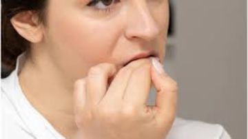 نشرة المرأة والمنوعات اختبار منزلي يكشف إصابتك بمرض الخرف مبكرا.. قضم الأظافر رسالة صامتة من العقل